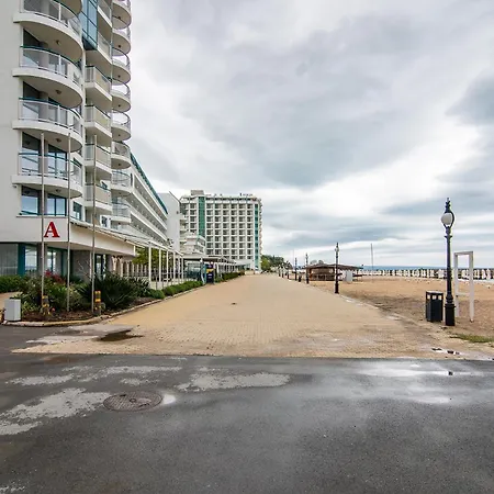 Апартамент Budget Beachfront Golden Sands