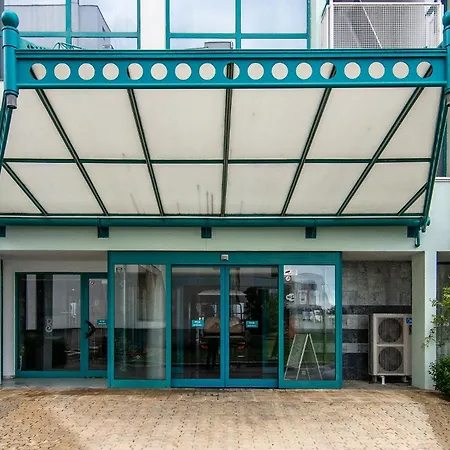 Апартамент Budget Beachfront Golden Sands *