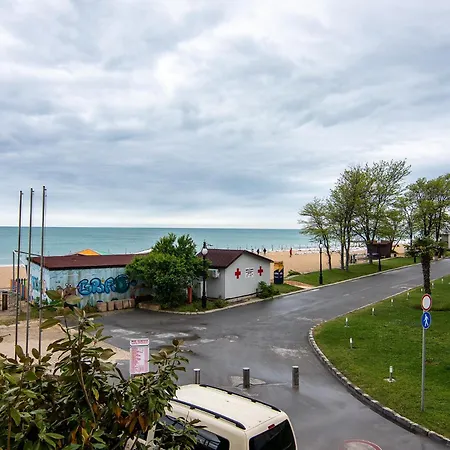Апартамент Budget Beachfront Golden Sands