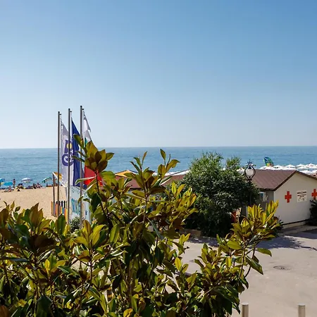 Budget Beachfront Golden Sands 公寓